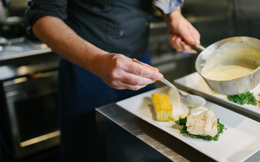 Chef dressant une assiette en cuisine